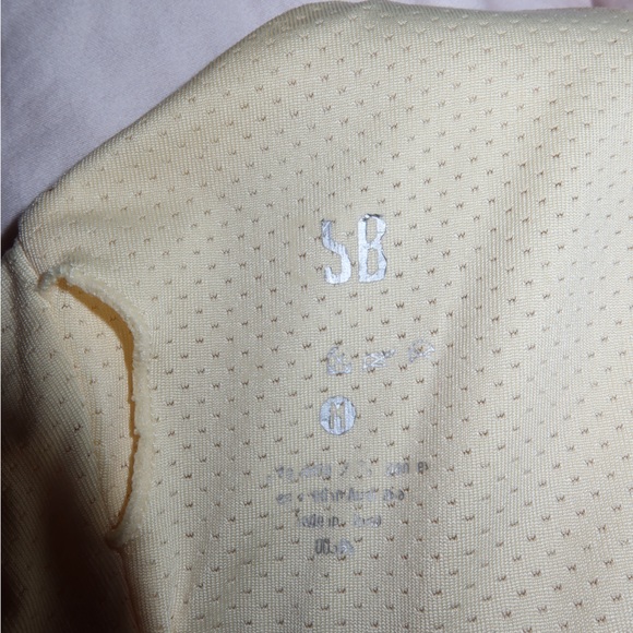 CSB Set: Form Gia Crop + Invisible Scrunch Shorts Size Medium Butter Yellow 🌼 - Picture 8 of 8